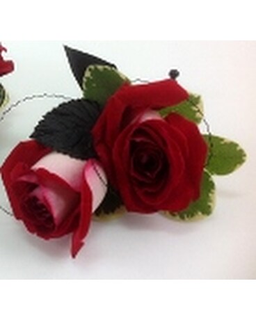 2 rose boutonniere